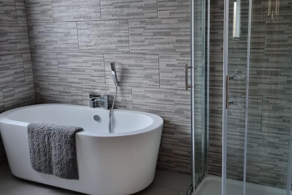 Grace'S Place With Hot Tub & Games Room Каррикфергус Экстерьер фото